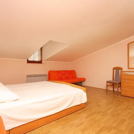 And With Parking Space Vrbnik, Krk - 5302 Pensionat 3*