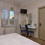 Πανσιόν And With Parking Space Vrbnik, Krk - 5302