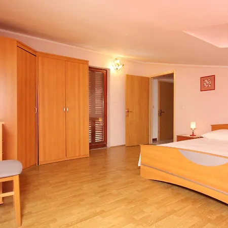 And With Parking Space Vrbnik, Krk - 5302 Guest house 3*